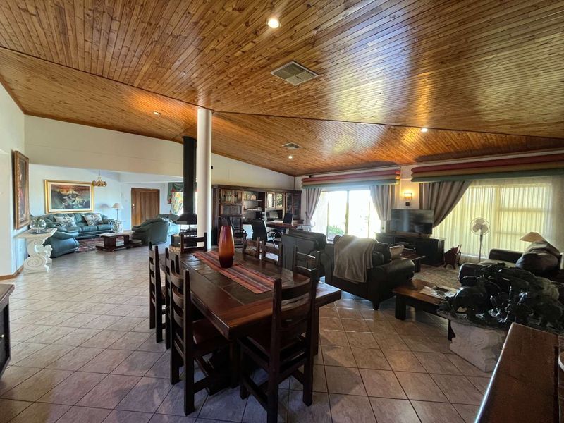 Impressive Family Home with Spectacular Views in a Prime Location - Photo 5