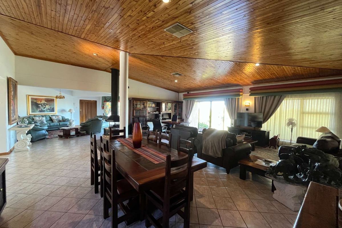 Impressive Family Home with Spectacular Views in a Prime Location - Photo 5