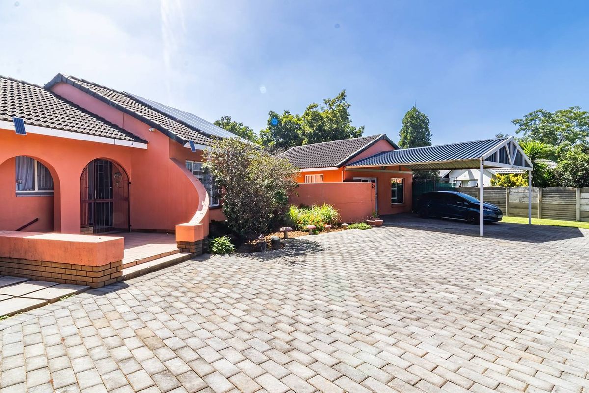 Charming Family Home with Flatlet and Workshop on Expansive Stand - Photo 2