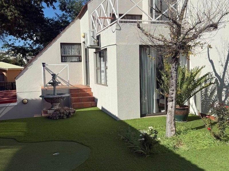 Beautiful 5 bedroom house for sale in Ludwigsdorf Klein Windhoek - Photo 2
