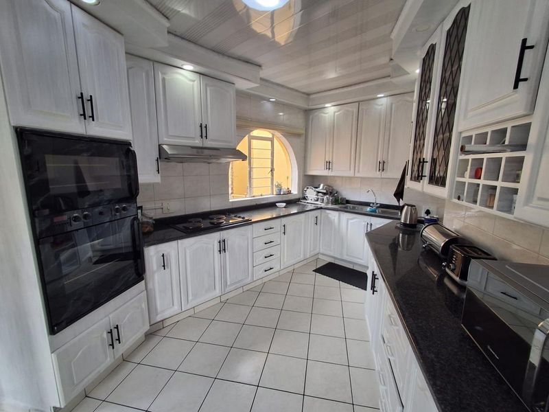 FAMILY HOME IN SECURED AREA IN BASSONIA - Photo 2