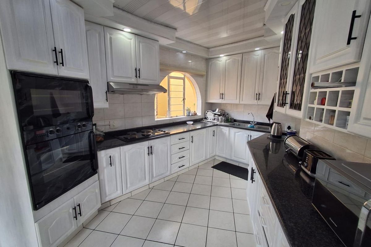 FAMILY HOME IN SECURED AREA IN BASSONIA - Photo 2