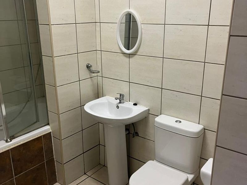 City View! One Bedroom Apartment on the ground floor. - Photo 4