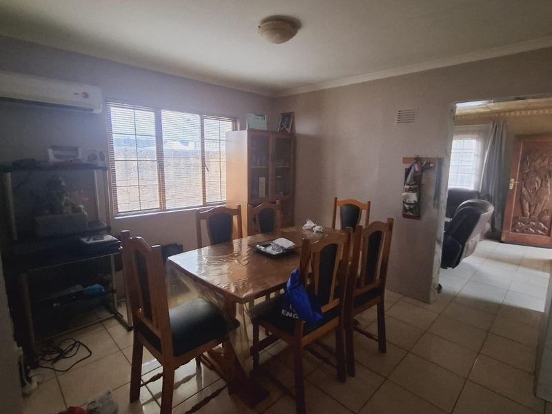Spacious 3-Bed Home with Parking in Escombe - Photo 4