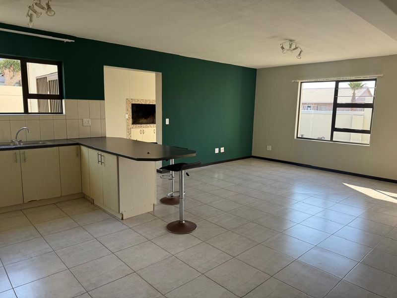 FOR RENT: GOLDEN OLDIE -  3 BEDROOM HOUSE - CENTRAL ,SWAKOPMUND - Photo 3