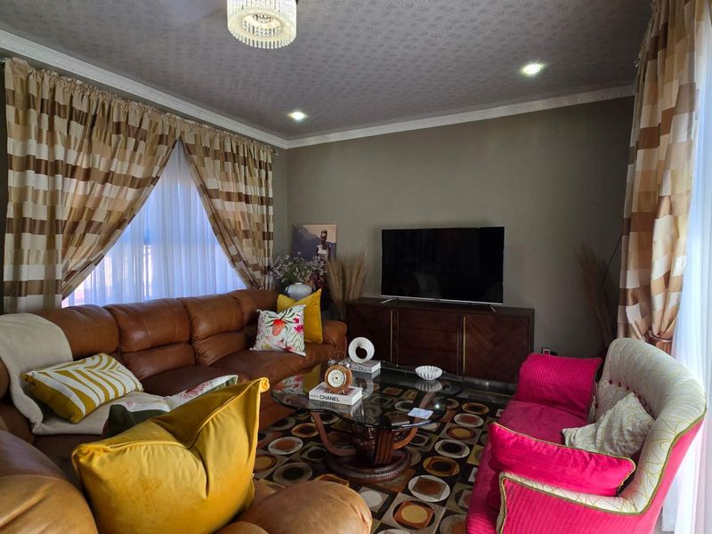 Modern Luxury on a Spacious Corner Stand – Fully Renovated Family Home - Photo 9