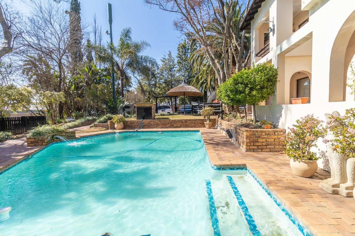 Versatile Investment Property with Development Potential in a Prime Location - Photo 3