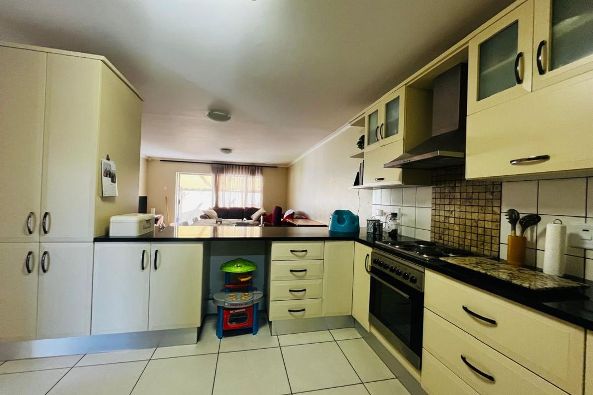Spacious Townhouse To Let - Photo 2