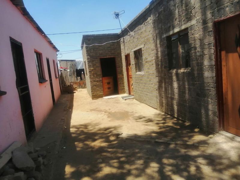 Unlock Income Potential: 8-Bedroom Investment Gem - Photo 2