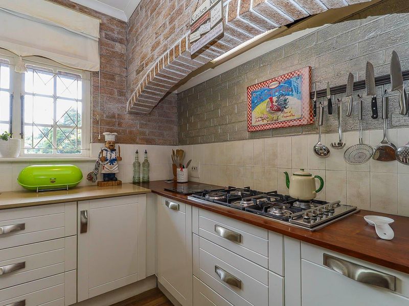 Spacious Family Home in the Heart of Gillitts - Photo 10