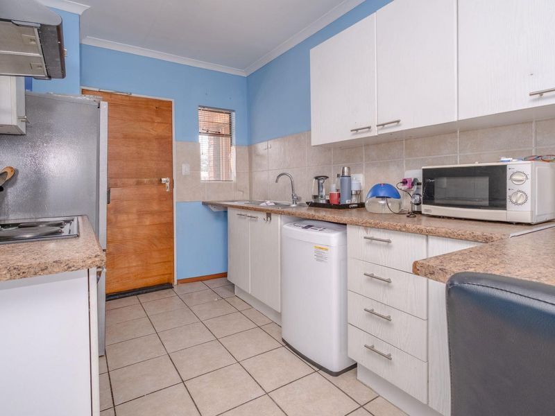 NEAT TOP-FLOOR APARTMENT IN WELTEVREDEN PARK - Photo 7