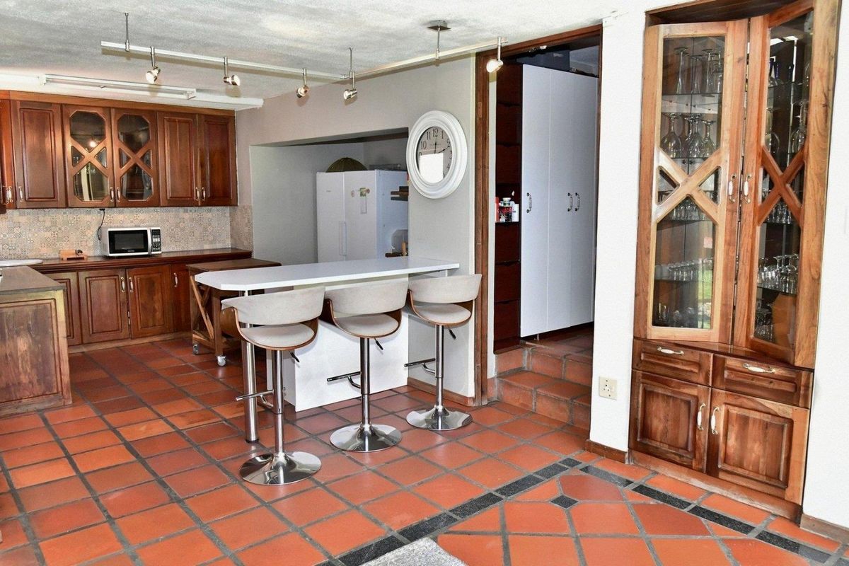 Don't overlook this Tuscan-look Property with Business Potential in Ludwigsdorf. - Photo 5