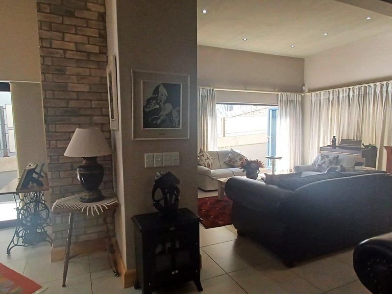 Klein Windhoek - 3 Bedroom Townhouse - CC Reg N$7 750mil - Photo 7