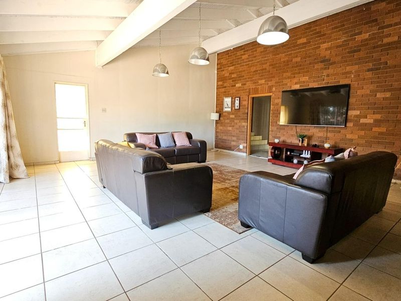 Elegant Family Home in Lynnwood Glen – Perfect for Entertaining - Photo 9