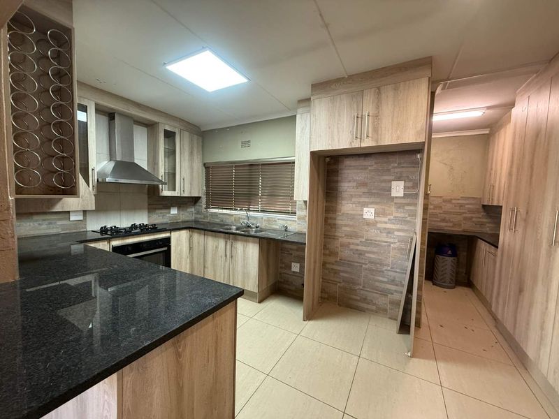 Family Home for Rent – Prime Location Near Helderkruin Laerskool! - Photo 5
