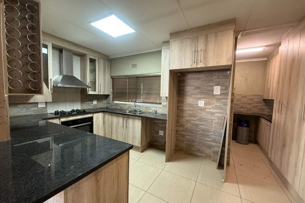Family Home for Rent – Prime Location Near Helderkruin Laerskool! - Photo 5