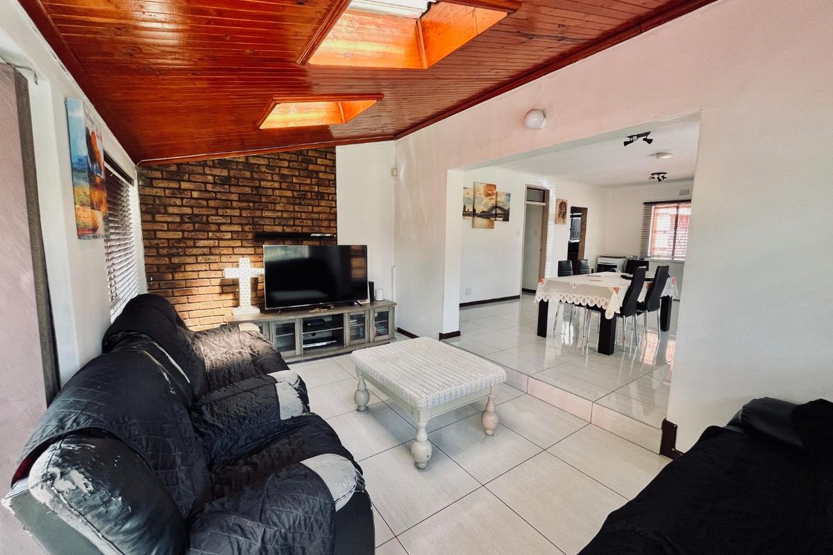 Three bedroom house with Solar energy in van Dyk Park - Photo 4