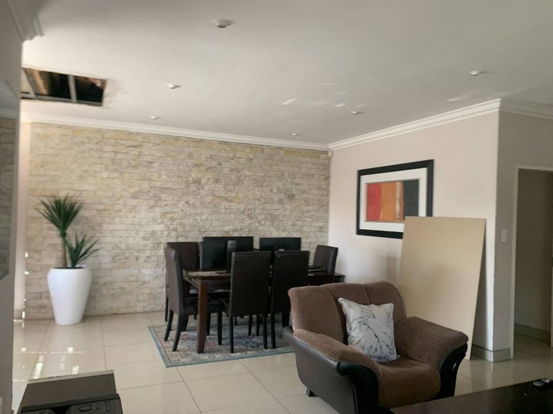 Spacious 3-Bedroom Family Home with Income-Generating Flatlet on a Prime Corner Stand - Photo 6