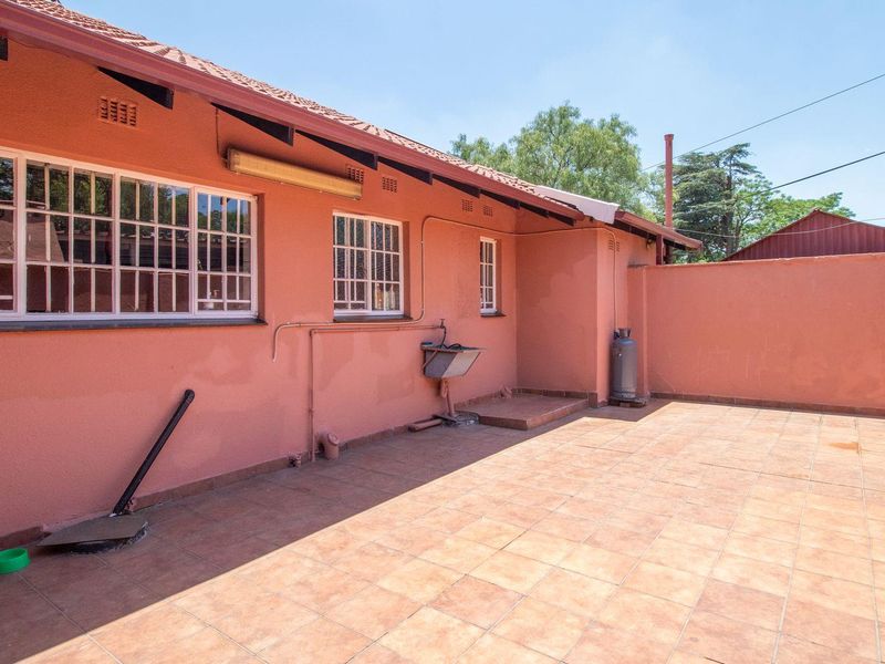 Charming Family Home with Pool & Garden in Mackenzie Park! - Photo 9