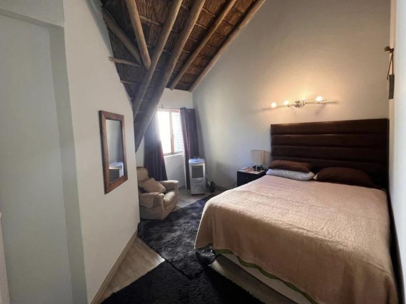 Spacious Loft Apartment in Secure Paulshof Complex - Photo 9