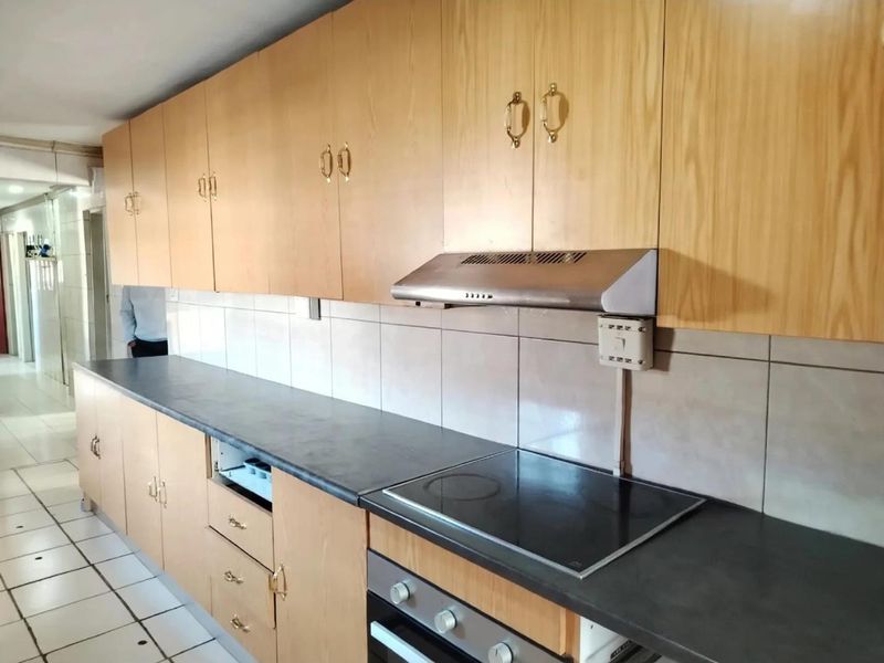 Spacious 5-Bedroom Family Home in a Secure Boomed-Off Area - Photo 7
