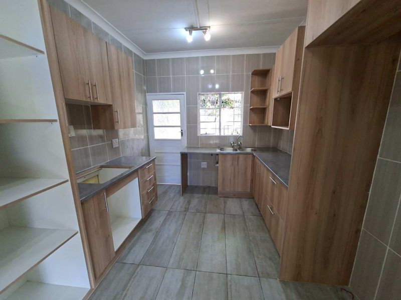 Newly Renovated 4 Bedroom House - Photo 3