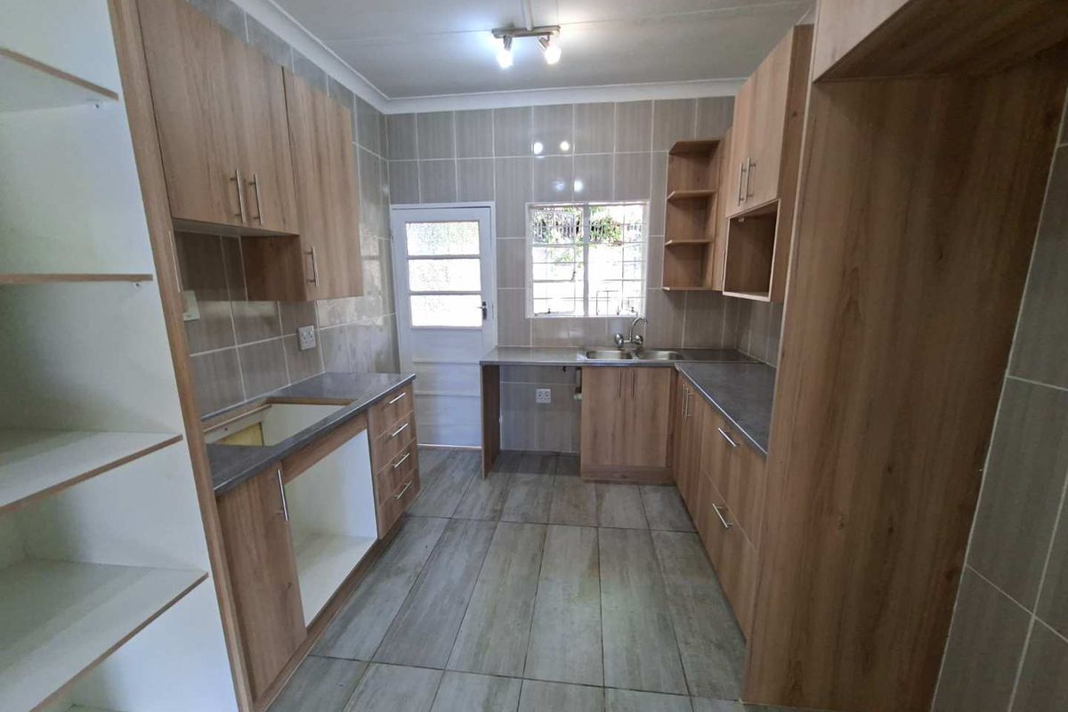 Newly Renovated 4 Bedroom House - Photo 3