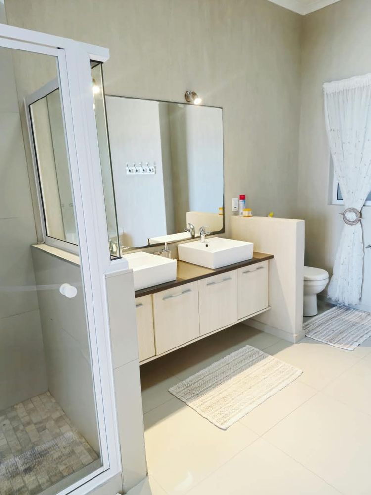 Main bedroom en-suit bathroom 