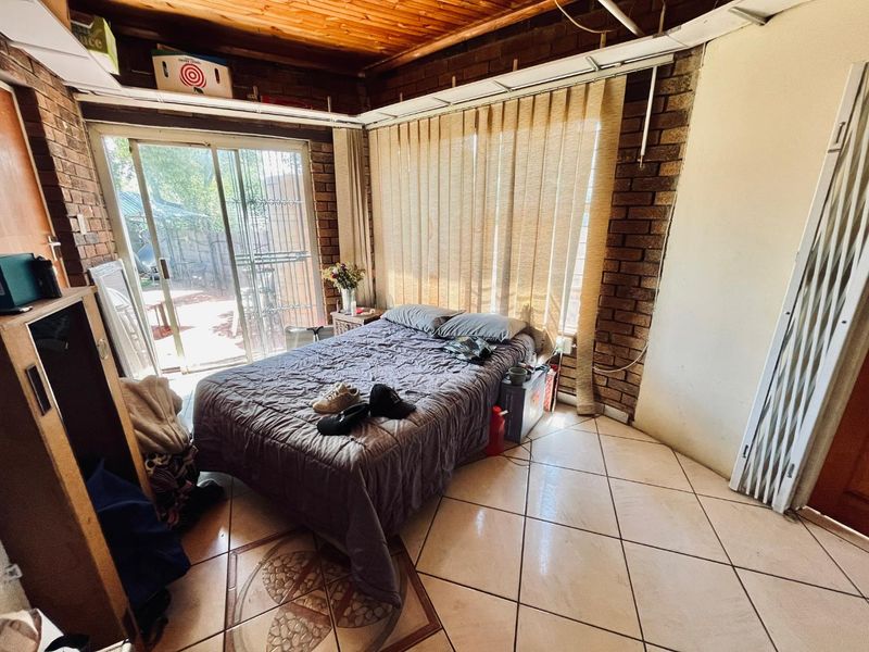 Spacious 5-Bed Home with Multiple En Suites & Garden - Photo 6