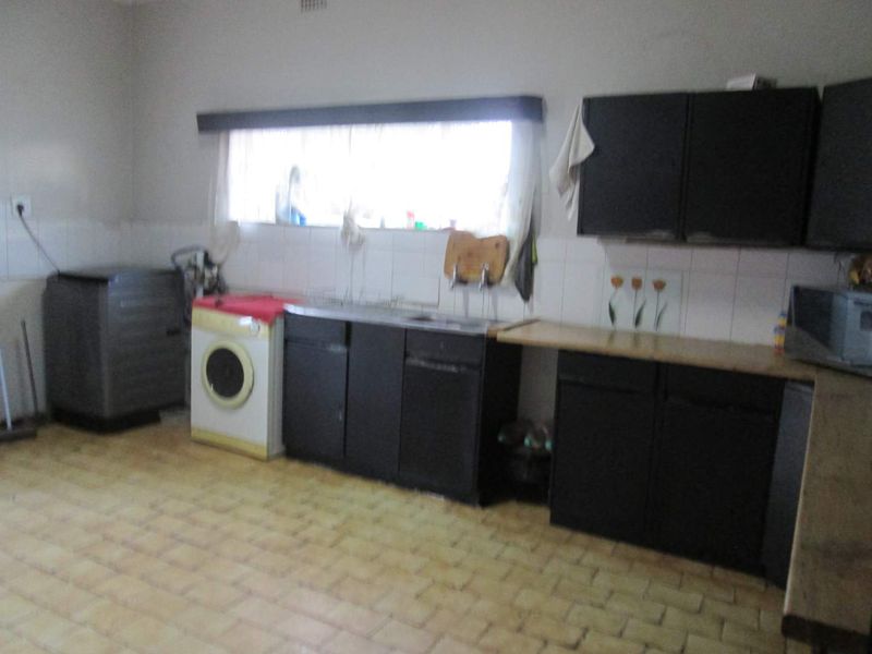 BEAUTIFUL [3] THREE BEDROOM HOUSE FOR SALE IN MOUNTAIN VIEW PRETORIA  BARGAIN - Photo 3