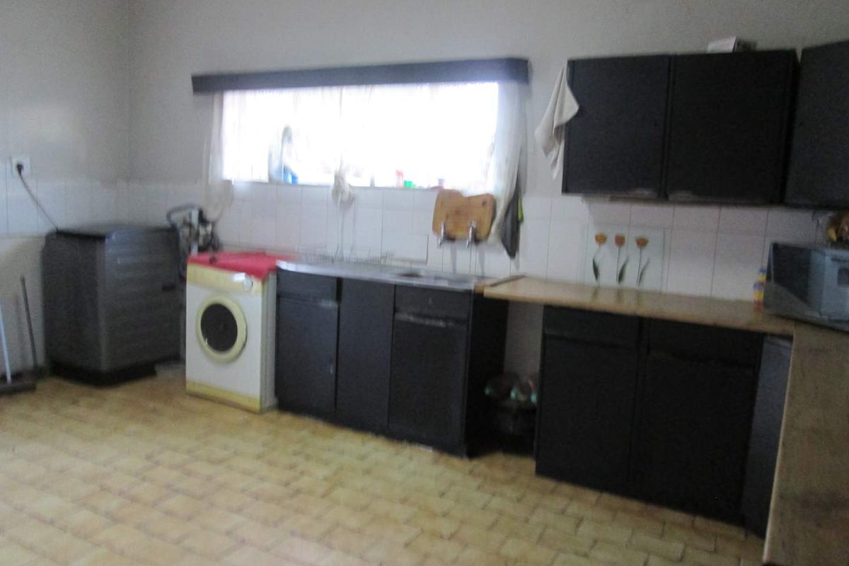 BEAUTIFUL [3] THREE BEDROOM HOUSE FOR SALE IN MOUNTAIN VIEW PRETORIA  BARGAIN - Photo 3