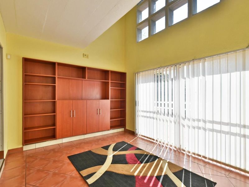 Best Location! - Photo 8