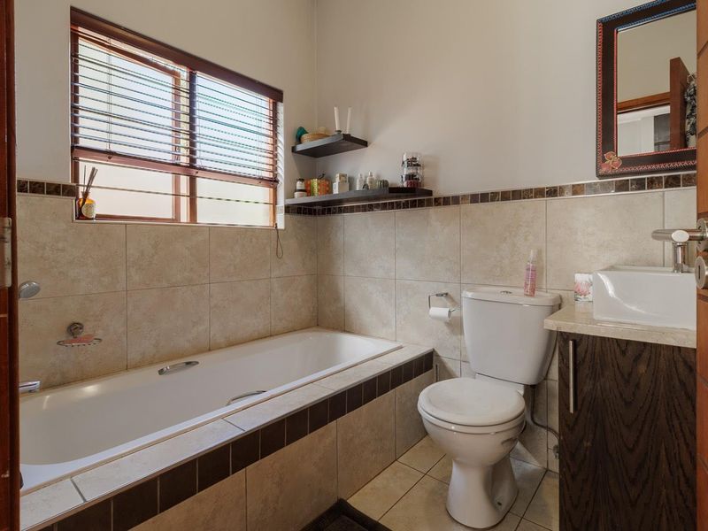 Two bedroom corner, ground-floor unit with large garden - Security complex - Photo 5