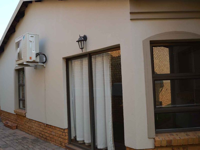 Beautful and modern house in the Wilds Estate - Photo 2