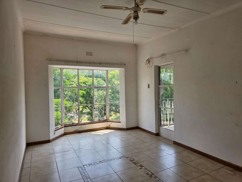 TOP FLOOR APARTMENT - Photo 9