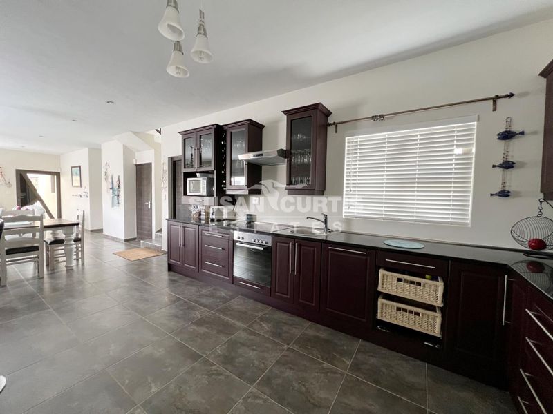 Spacious Freestanding Home with Generous Yard - Photo 10