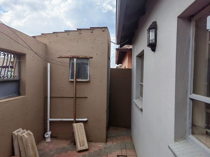 Clayville-Neat Property for R 860 000 - Photo 3