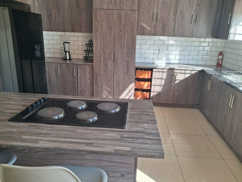 BEAITIFUL & WELL MAINTAINED 3 BEDROOM HOUSE ON A LARGE ERF , FOR SALE IN TSUMEB - Photo 4