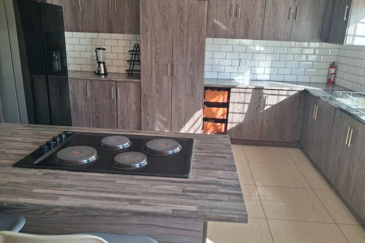 BEAITIFUL & WELL MAINTAINED 3 BEDROOM HOUSE ON A LARGE ERF , FOR SALE IN TSUMEB - Photo 4