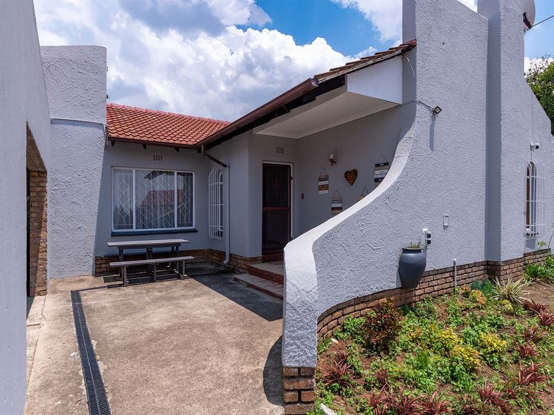 Lovely 3-Bedroom Family Home with Pool in Van Riebeeck Park - Photo 2