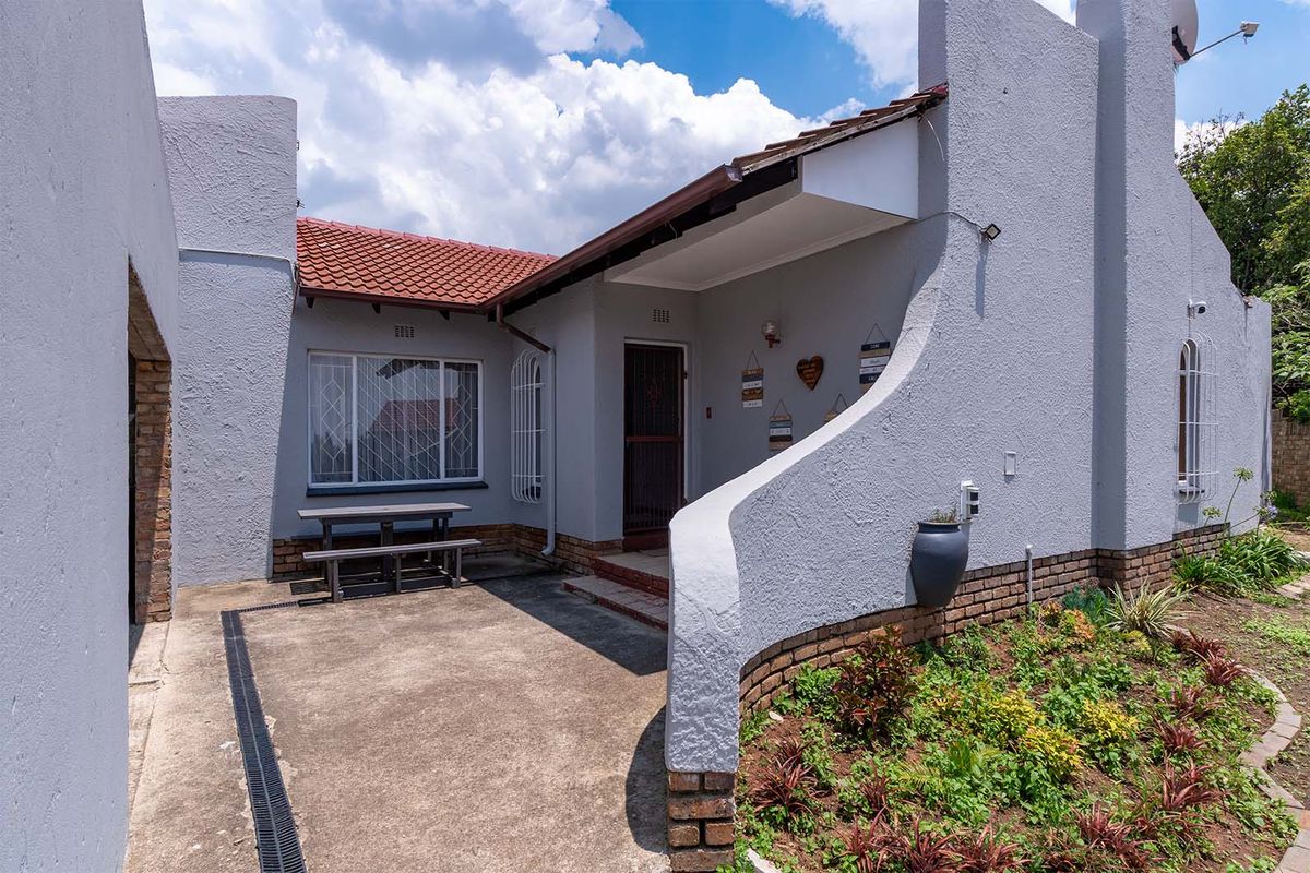 Lovely 3-Bedroom Family Home with Pool in Van Riebeeck Park - Photo 2