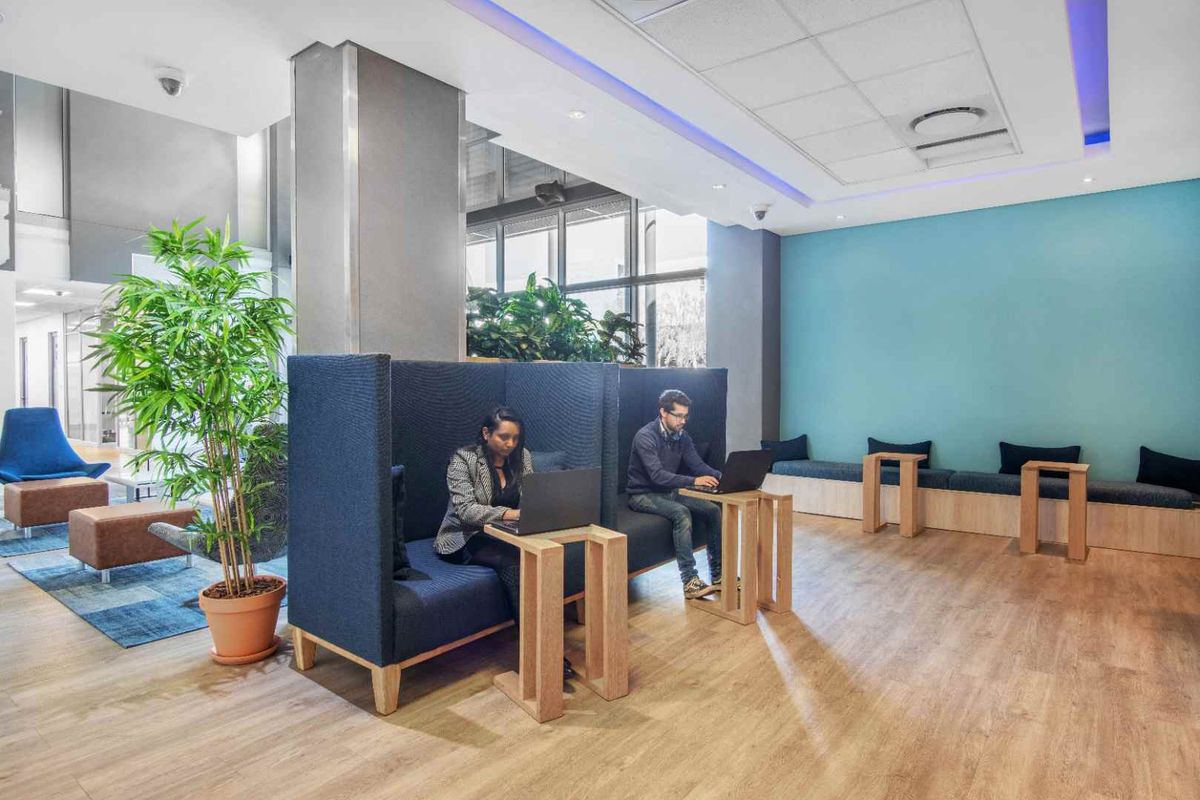 Book a reserved coworking spot in Spaces Design Quarter - Photo 2