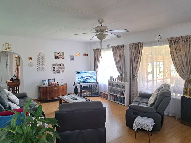 4 Bedroom Home Plus 2 Bedroom Flatlet for Sale in Vandykpark, Boksburg - Photo 8