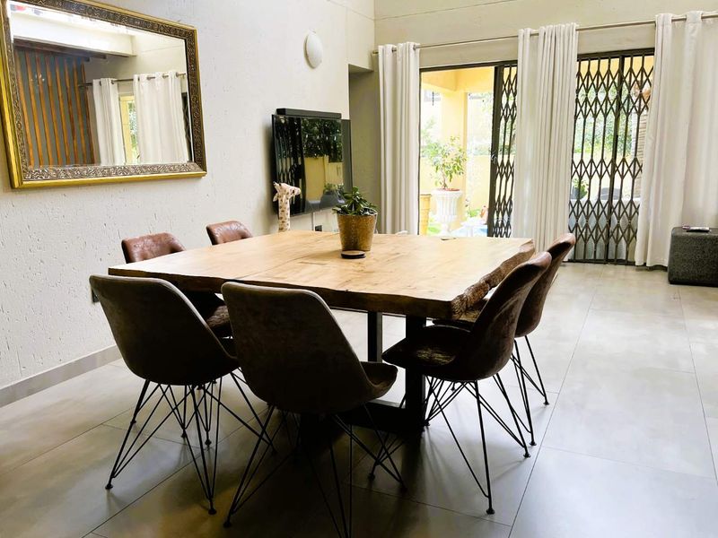Modern Contemporary Living with Everyday Convenience - Photo 4