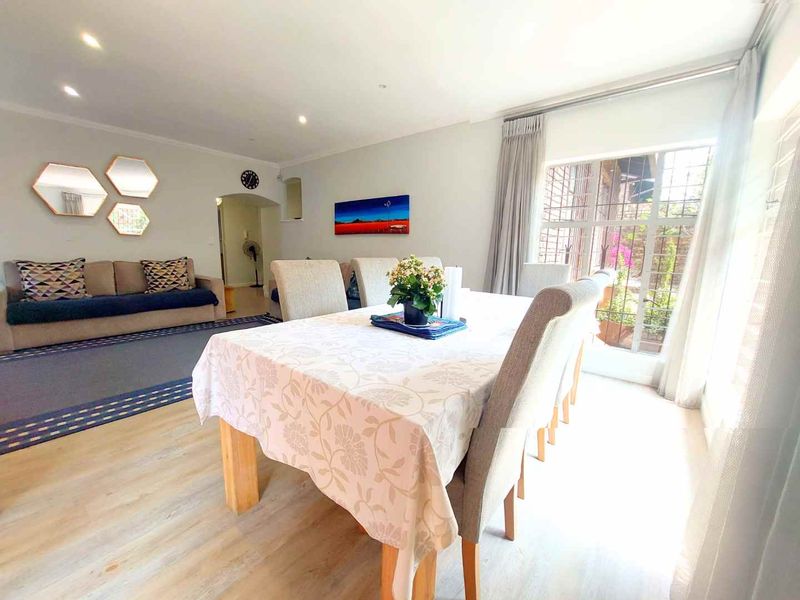 Fabulous Facebrick Townhouse has it all._ Pet-friendly | Garden | Staff Area | Energy Saving - Photo 8