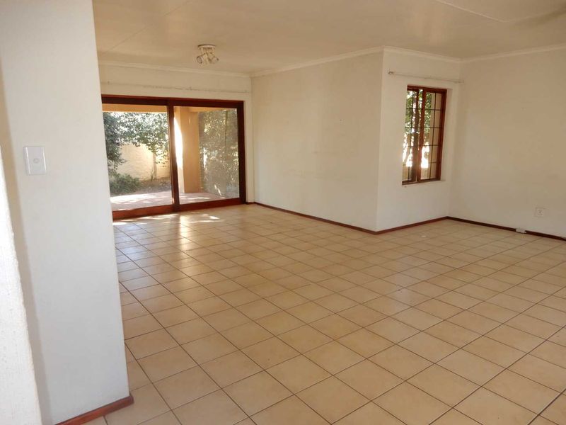 A spacious 2-bedroom freehold cluster home situated in a secure estate in  Douglasdale. - Photo 8