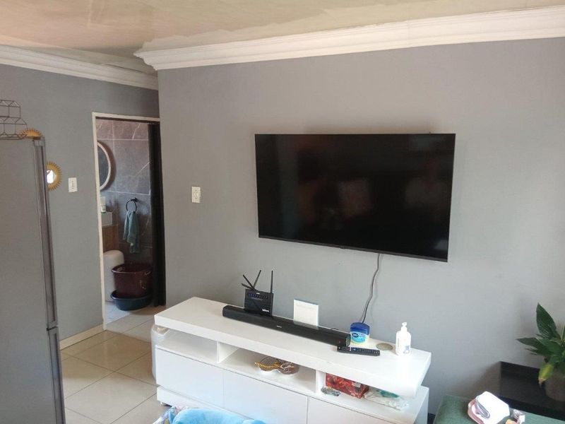 House For Sale in Albemarle Ext 1, Albemarle, Germiston - Photo 2