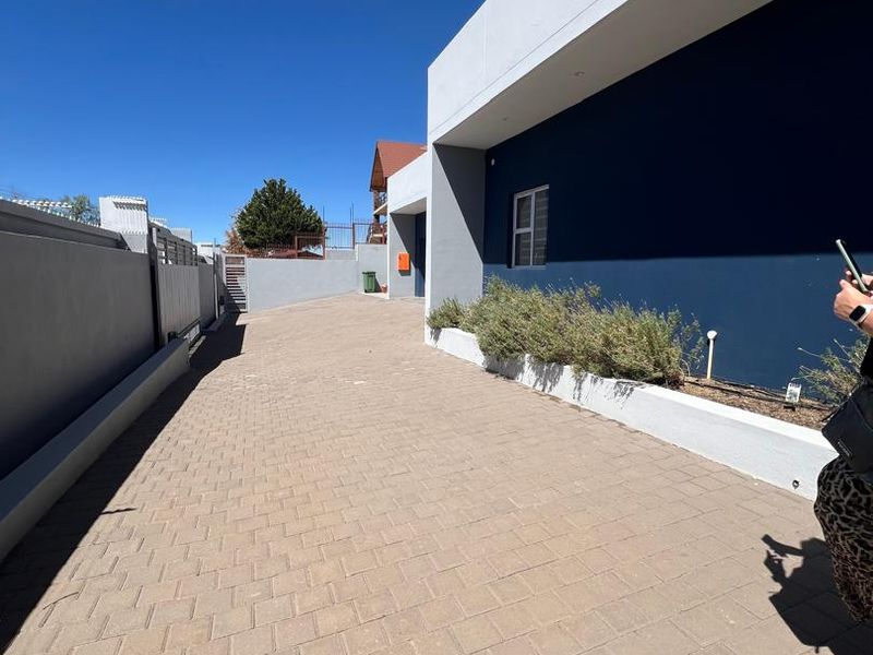 Spectacular Mansion in Prestigious Auasblick | N$15,800,000 - Photo 3