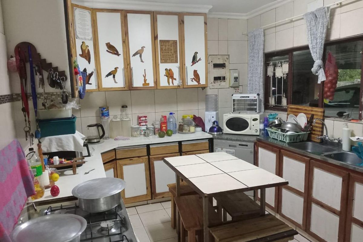 Spacious 3-Bedroom Family Home with Staff Accommodation & Pool - Photo 2