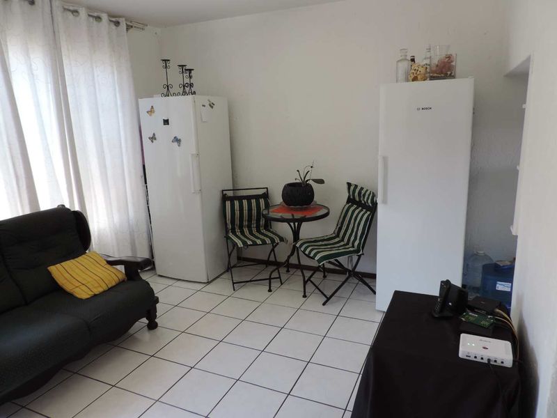 2 bedroomed well maintained duplex in Glenvista with single garage and private garden and pet friendly - Photo 6